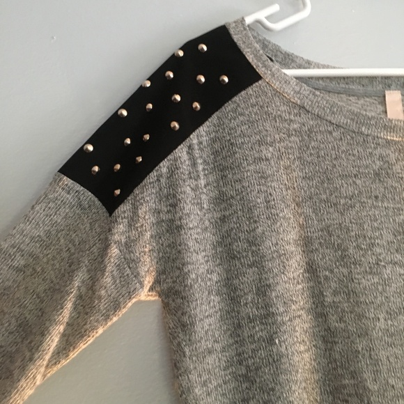 Gray light sweater with studded shoulders - Picture 2 of 5